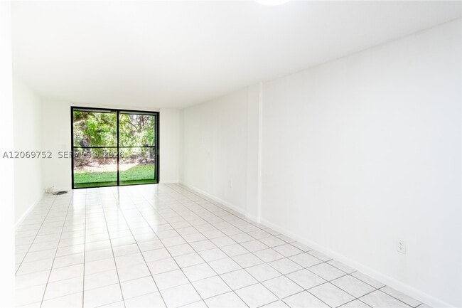 Building Photo - 9460 Fontainebleau Blvd