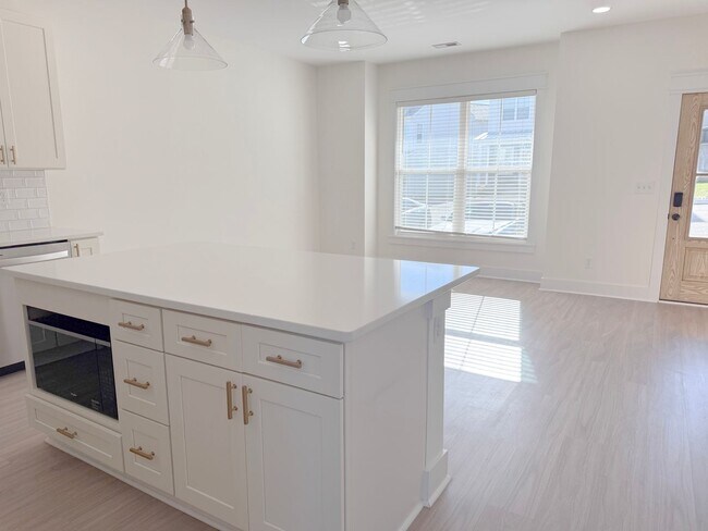 Building Photo - 2-Bedroom with Flex Room, Pool, and Pickleball Court in Cookeville