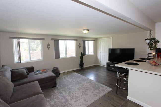 Building Photo - 4 Bedroom 2 Bathroom Home  - Move in special