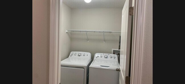 Building Photo - Town House 3/2.5 in Riverview