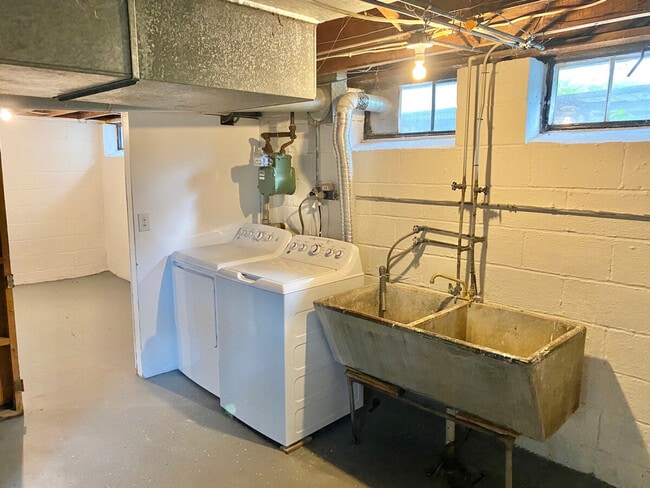 Building Photo - 2336 Canterbury Rd