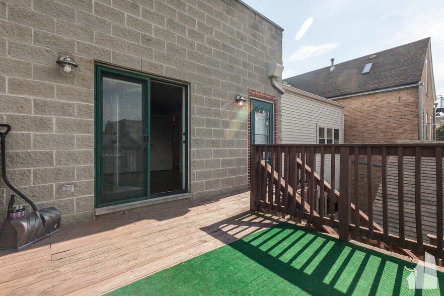 Building Photo - 1038 N Marshfield Ave
