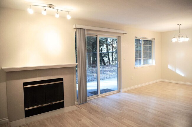 Building Photo - Mill Creek 3 Bedroom Ground Floor Corner Condo