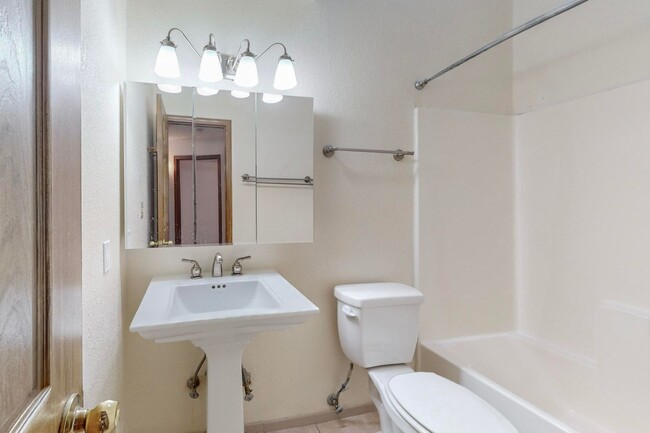 Building Photo - Charming 3 bedroom 2 bath home in Northeas...