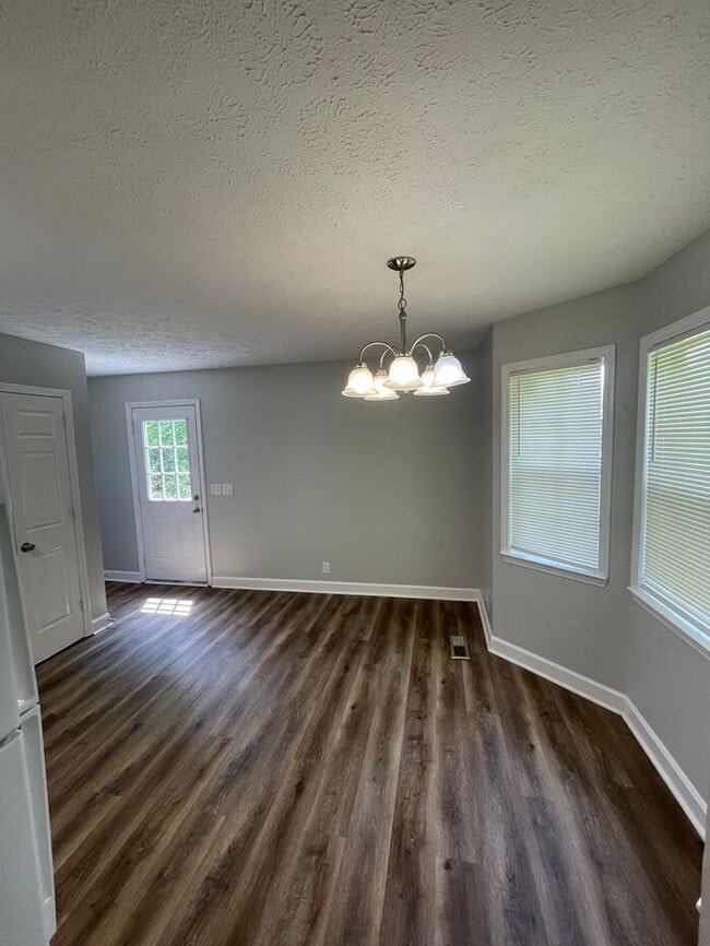 Building Photo - Comfortable 4-Bedroom Home in a Convenient...