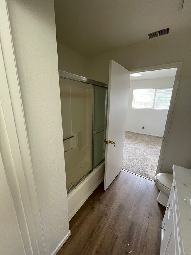Building Photo - Charming Townhouse (2 Bed / 1.5 Bath)