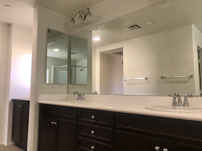 Building Photo - Beautiful Eastvale Newer Home