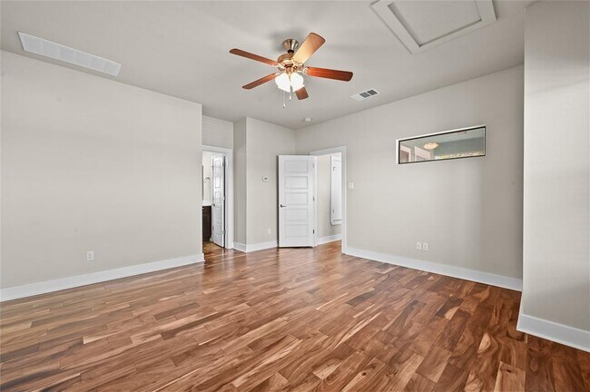 Building Photo - 1504 Lorraine Loop