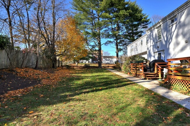 Building Photo - 245 Sunnyridge Ave