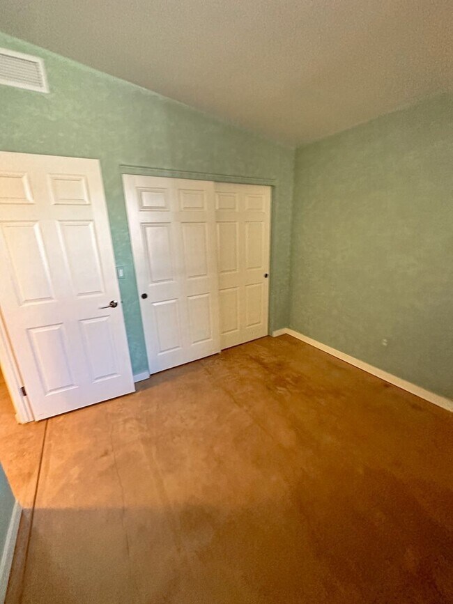 Building Photo - 861 S Osborne Ave