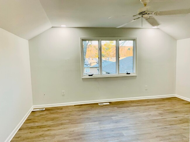 Building Photo - 1/2 off one month with 15 month lease 1 mo...