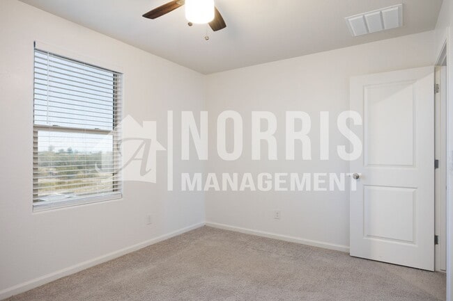 Building Photo - Beautiful Large Home Very Close to Freeway