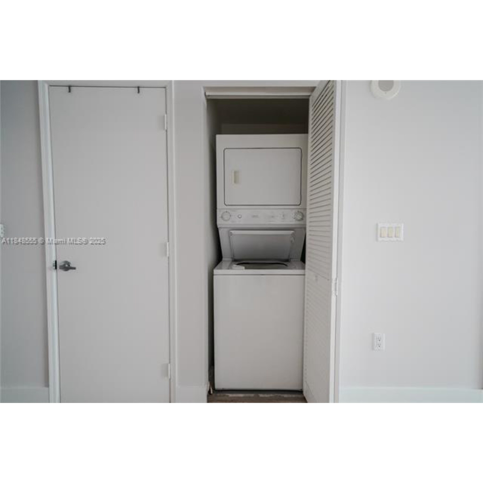 Building Photo - 950 Brickell Bay Dr