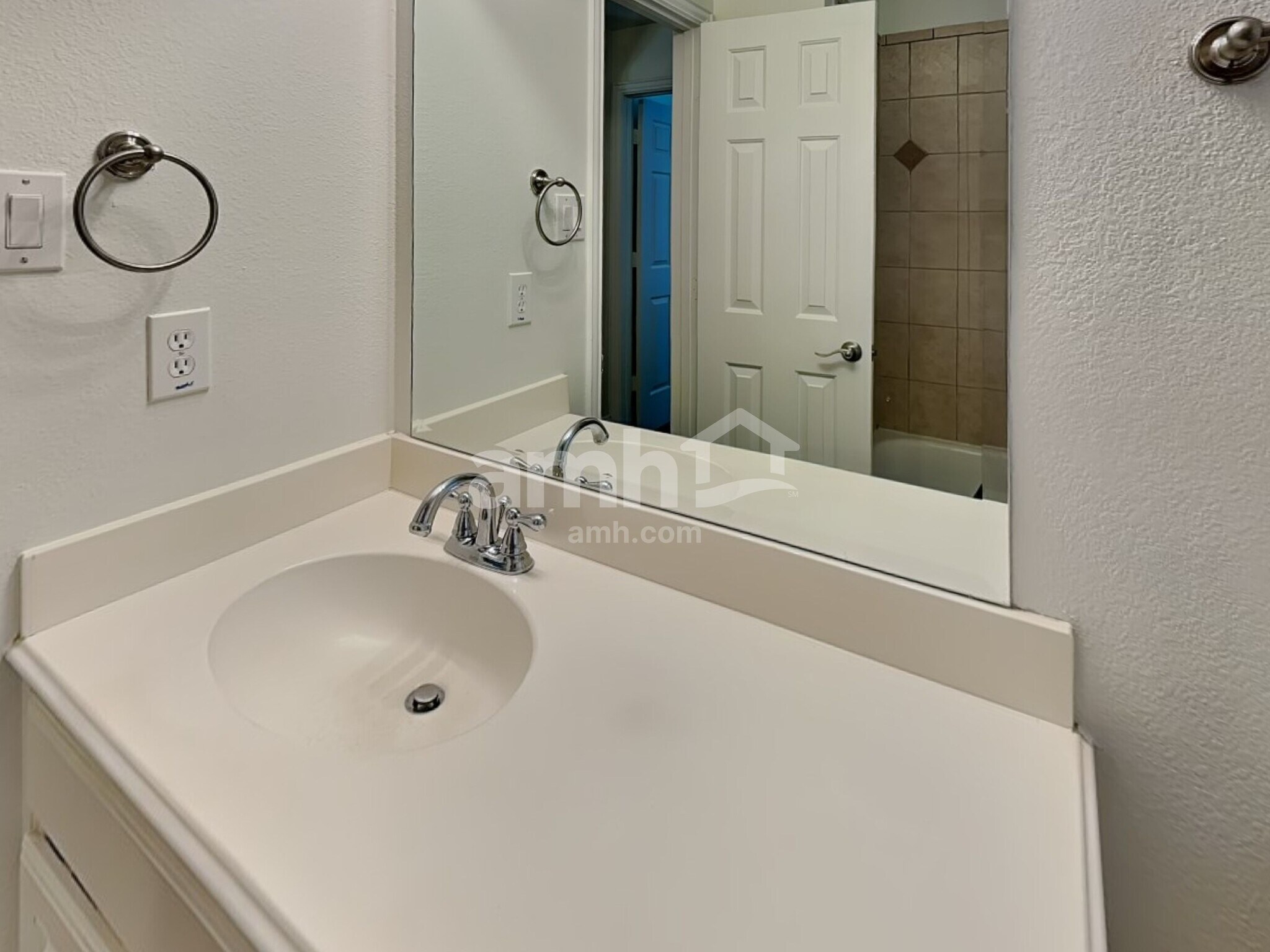 Building Photo - 3720 Drexel Dr