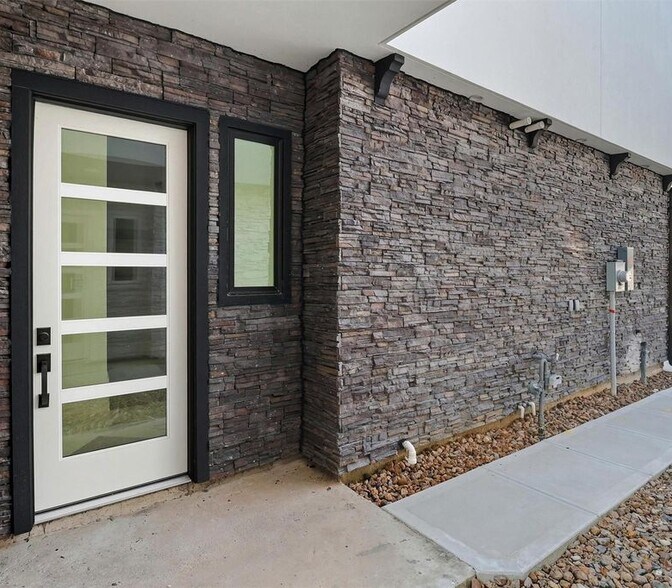Building Photo - 2921 El Fenice Ln
