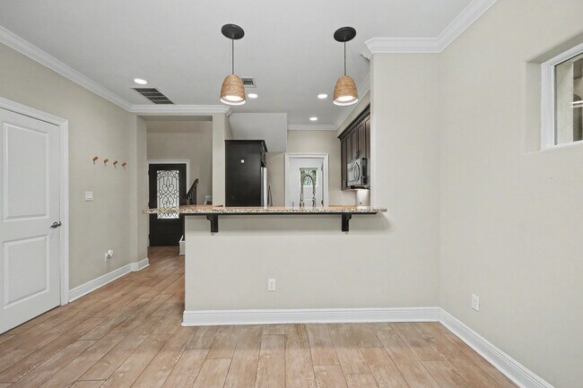 Building Photo - 490 Soundview Ct