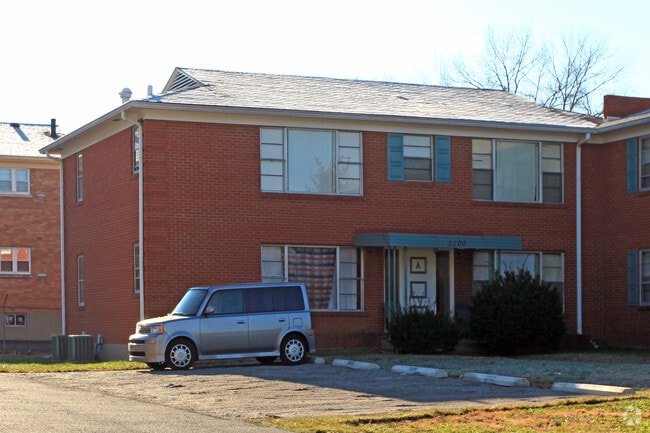 Building Photo - 3200 Hikes Ln