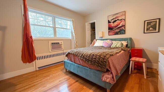 Building Photo - 27 Noble St