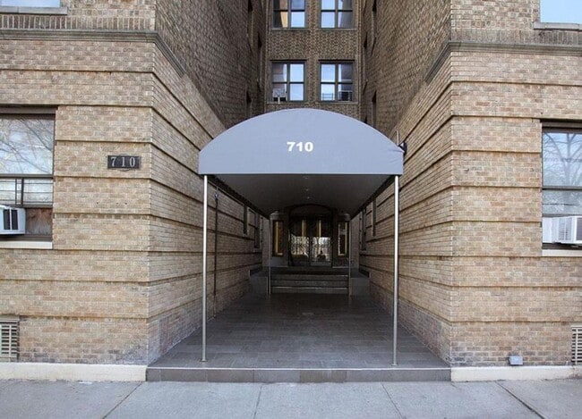 Building Photo - 710 Riverside Dr