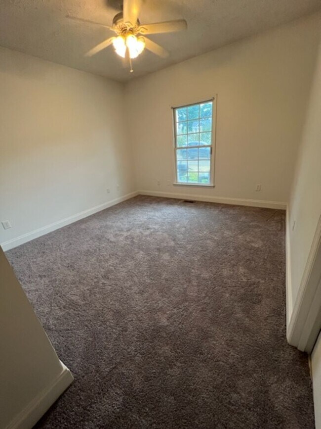 Building Photo - 4 Bedroom/4 Bathroom House!