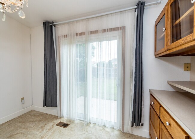 Building Photo - 838 Daffodil St