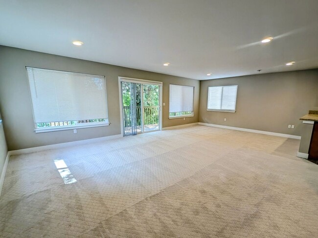 Building Photo - Lake City 3 bedroom Rambler Townhome with ...