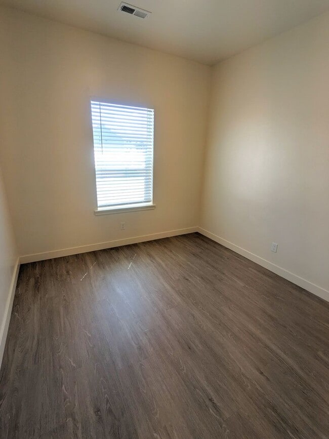 Building Photo - Move In & Save! $1,700 Rent Credit + $200 ...