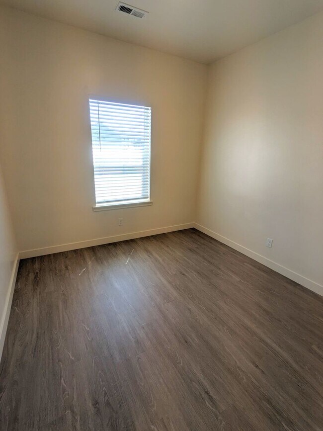 Building Photo - Move In This June! 2 Weeks Rent Free – 3 B...