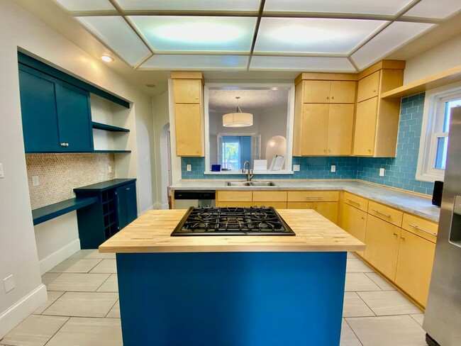 Building Photo - Awesome 4BD/3BA in prime Uptown! Remodeled w/ HGTV! Avail. May 1st!