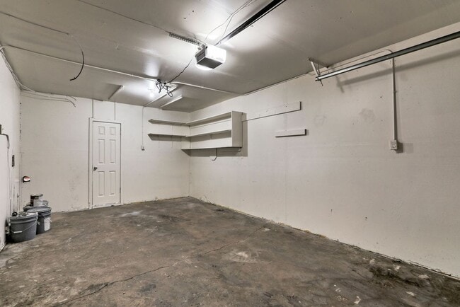 Building Photo - 2 Bedroom 1 Bath Duplex in the heart of Lo...