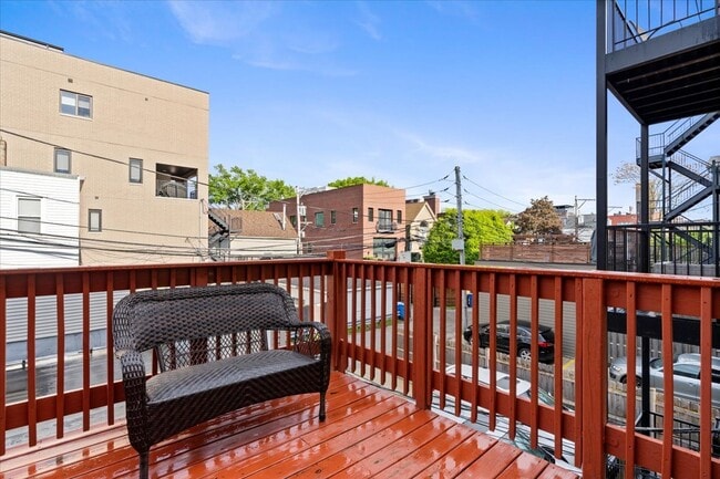 Building Photo - 2553 N Southport Ave