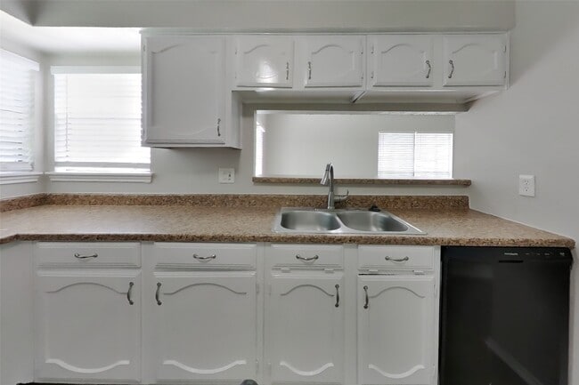 Building Photo - 7811 Bluff Trail Dr