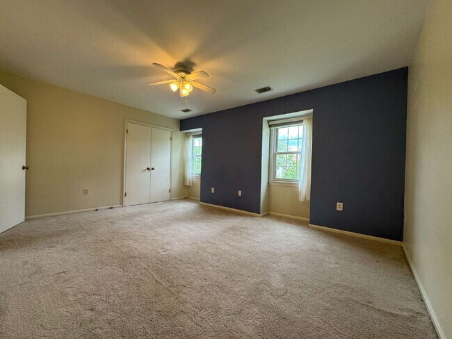 Building Photo - Delightful End-Unit Townhome in Courts of ...