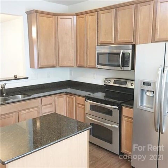Building Photo - Beautiful three bedroom townhome