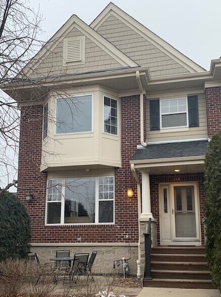 3 Bedroom/3 bath corner townhome. South and east facing. Maximum windows and sunlight! Best unit in the complex. Point West Commons Condos - 2 Blocks to The Shops at West End. Also walking distance to: Costco, Cub Foods, Movie theatre, Home Depot, retail and more. - 1530 Zarthan Avenue South