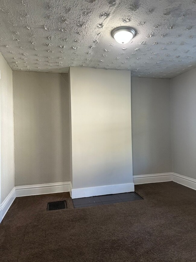 Building Photo - Welcome to this amazing 3 Bedroom, 1 Bathroom Home, located in the vibrant city of Columbus, OH!