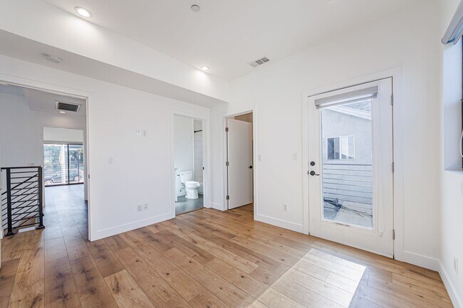 Building Photo - 705 Benton Wy