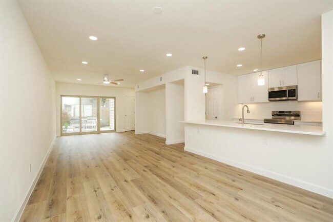 Building Photo - 2050 Augusta Dr
