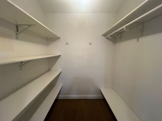 Building Photo - Beautiful 4 Bedroom/ 2.5 Bath with Integra...