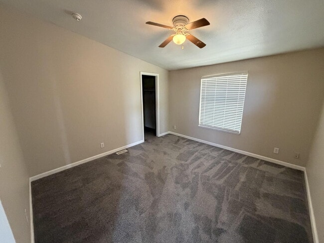 Building Photo - Country Living in this 4x2 Home