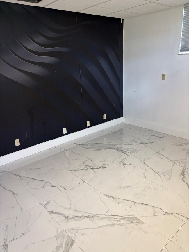 Building Photo - 2745 N Federal Hwy