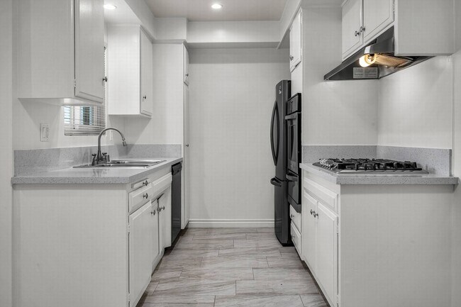 Building Photo - North of Sunset, Large 1 bed unit