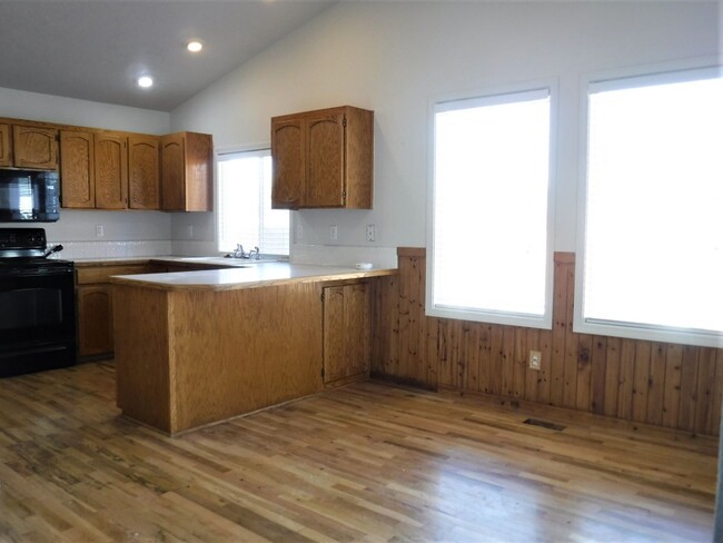 Building Photo - Charming 3 be 2 bath home on a corner lot,...