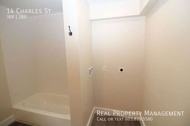 Building Photo - Spacious Large 3-BD apartment located in t...