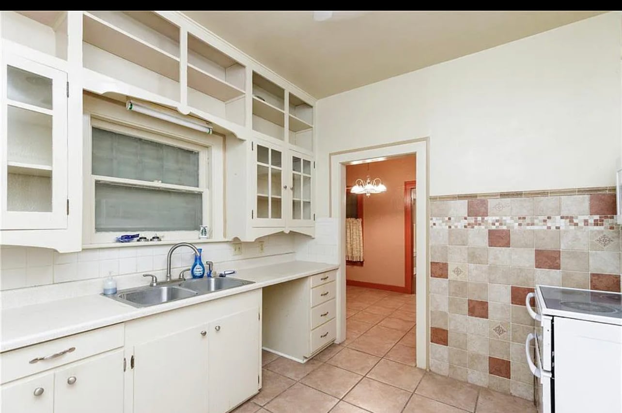 Kitchen - 208 E Ligustrum Blvd