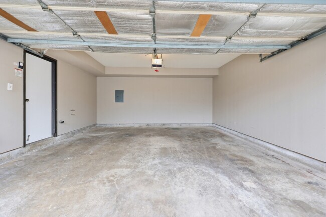 Building Photo - 760 E Whispering Oaks Dr