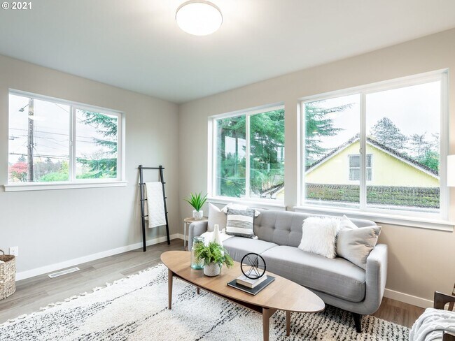 Building Photo - Detached Townhouse, 3br 3.5bth, Built 2022, Gorgeous upgrades