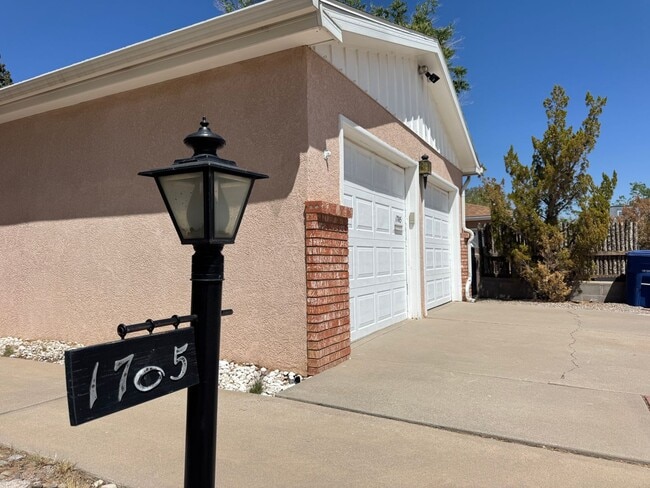 Building Photo - Well-maintained Northeast Gem!