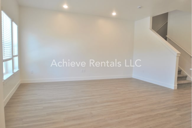 Building Photo - Beautiful 3 Bed Townhome in Nibley with pool!