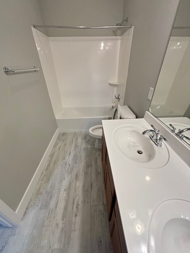 2nd Full bath with double sinks - 3497 E Loma Vista St